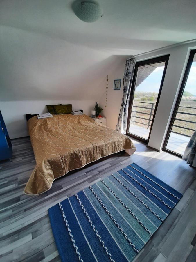 Grapeline Guesthouse Chotin Exteriör bild
