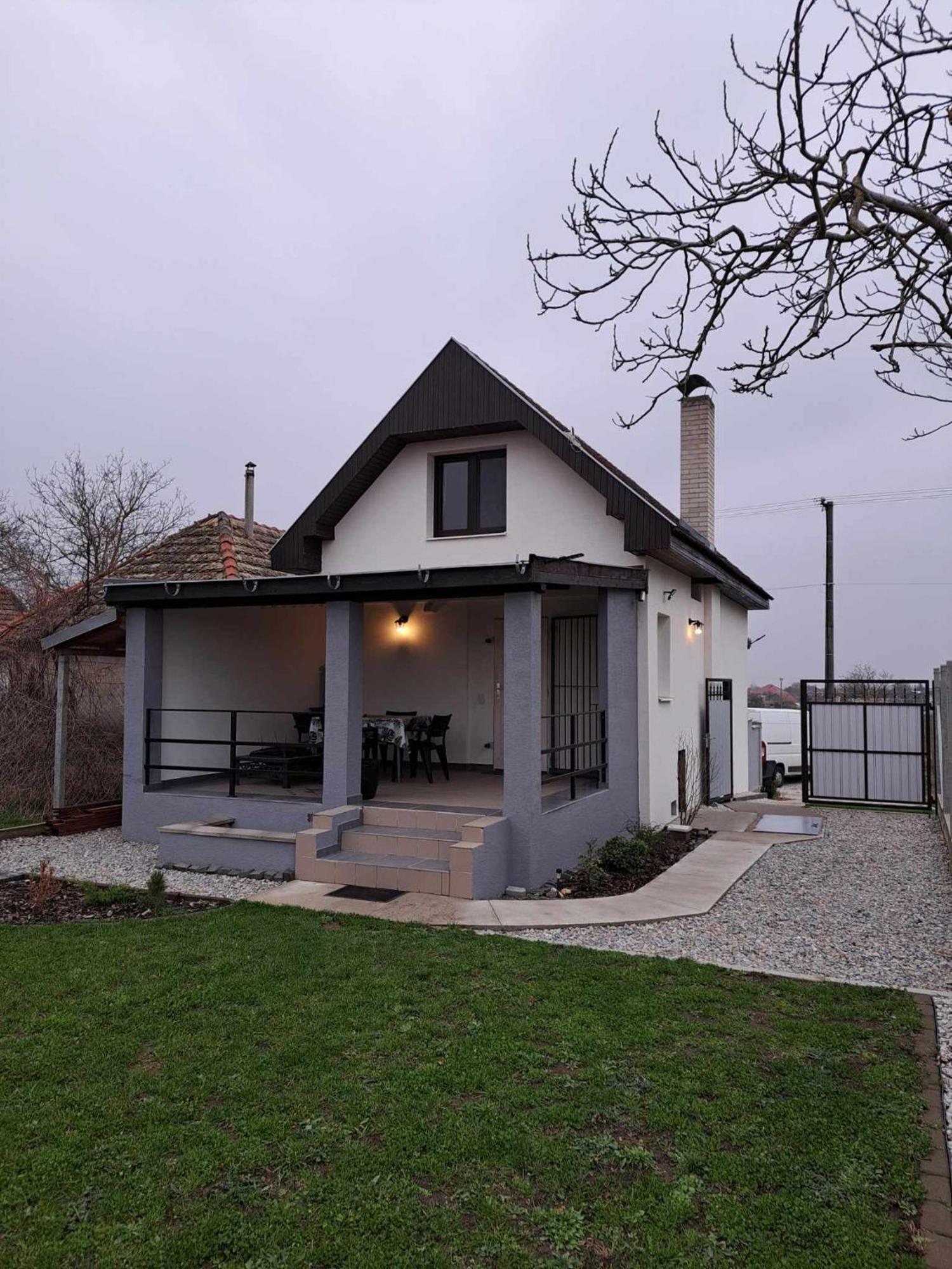 Grapeline Guesthouse Chotin Exteriör bild